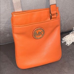 ORANGE MICHAEL KORS CROSS BODY BAG